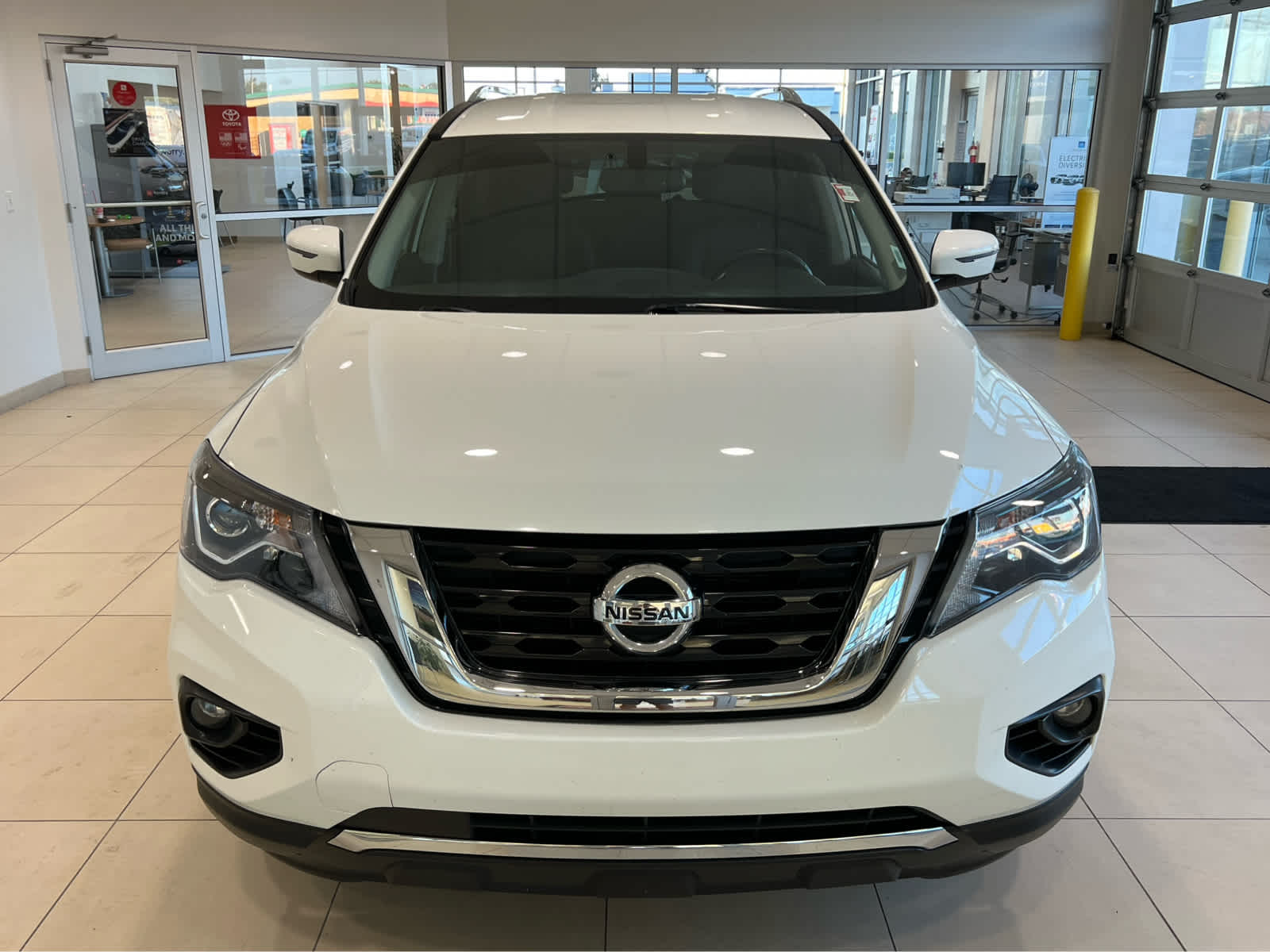 Used 2018 Nissan Pathfinder SV with VIN 5N1DR2MM8JC611700 for sale in Kokomo, IN