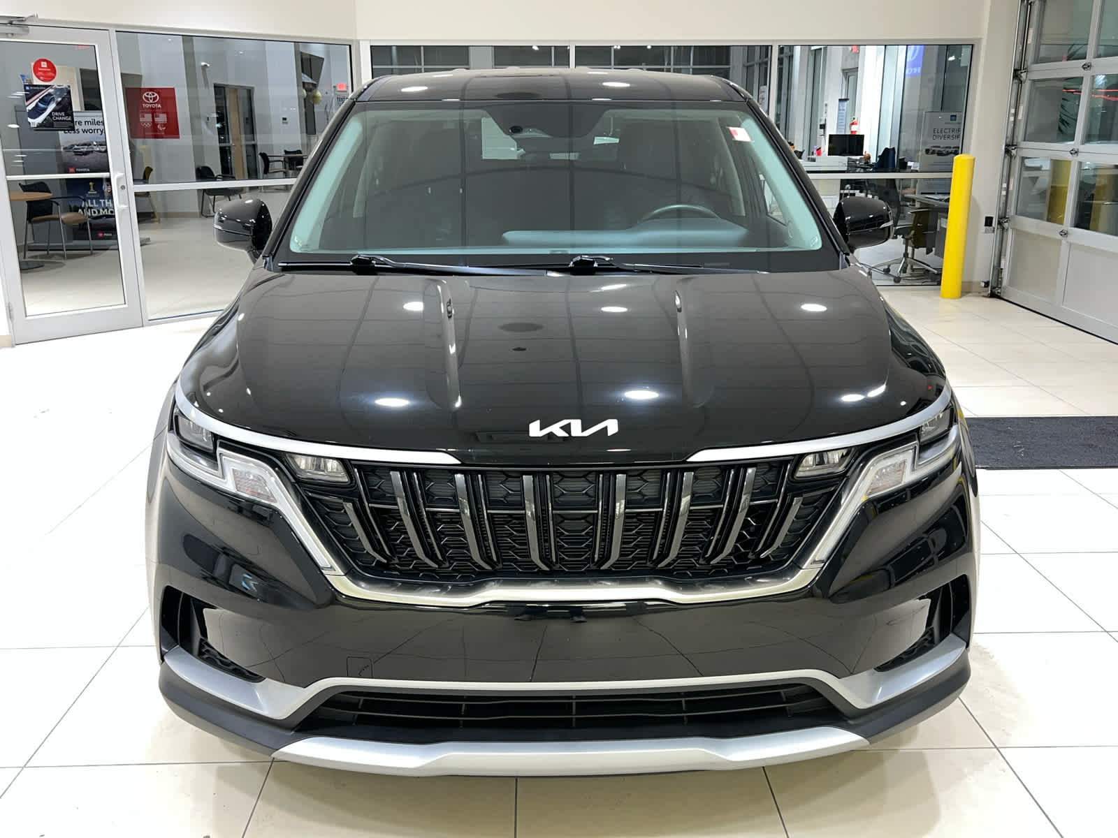 2024 Kia Carnival LX photo 2