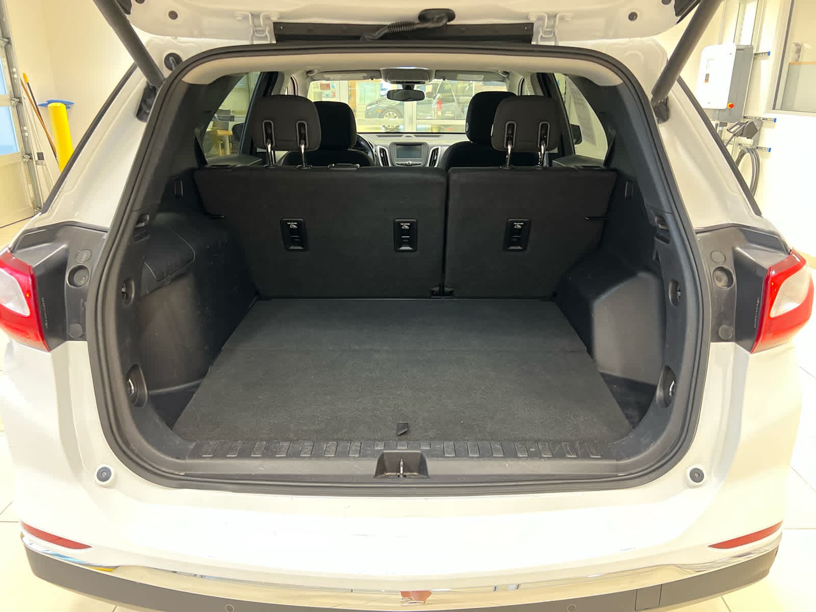 Used 2018 Chevrolet Equinox LT with VIN 2GNAXSEV7J6190508 for sale in Kokomo, IN