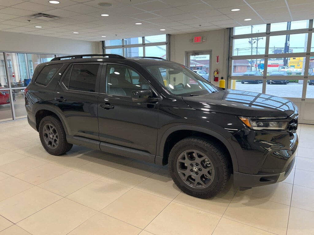Used 2025 Honda Pilot TrailSport SUV