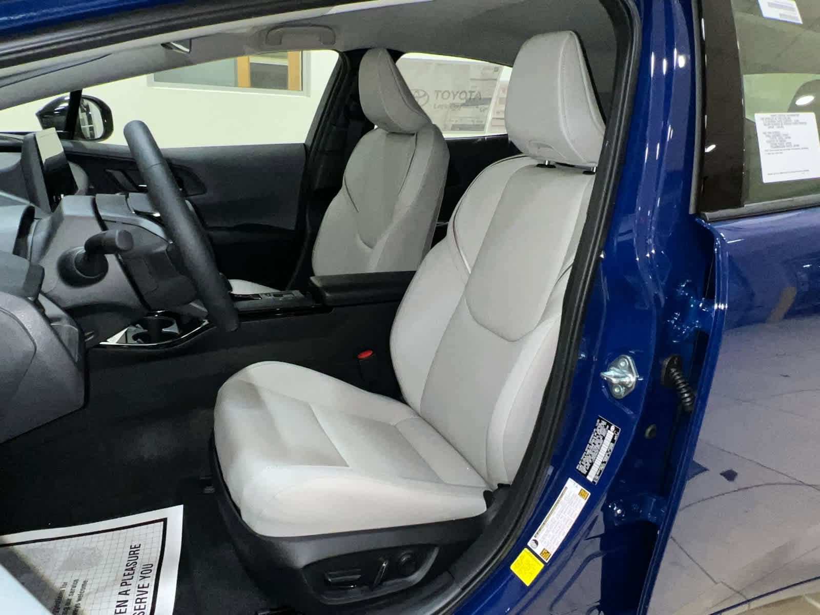 2026 Toyota Prius XLE - Photo 13