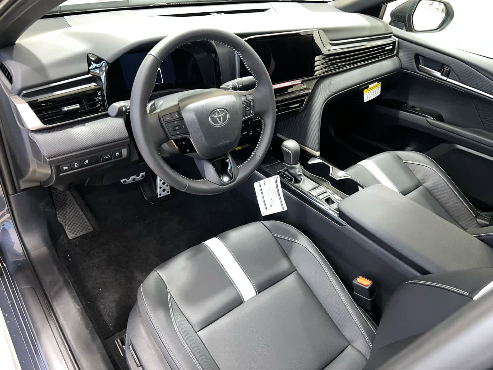 2026 Toyota Camry SE - Photo 11