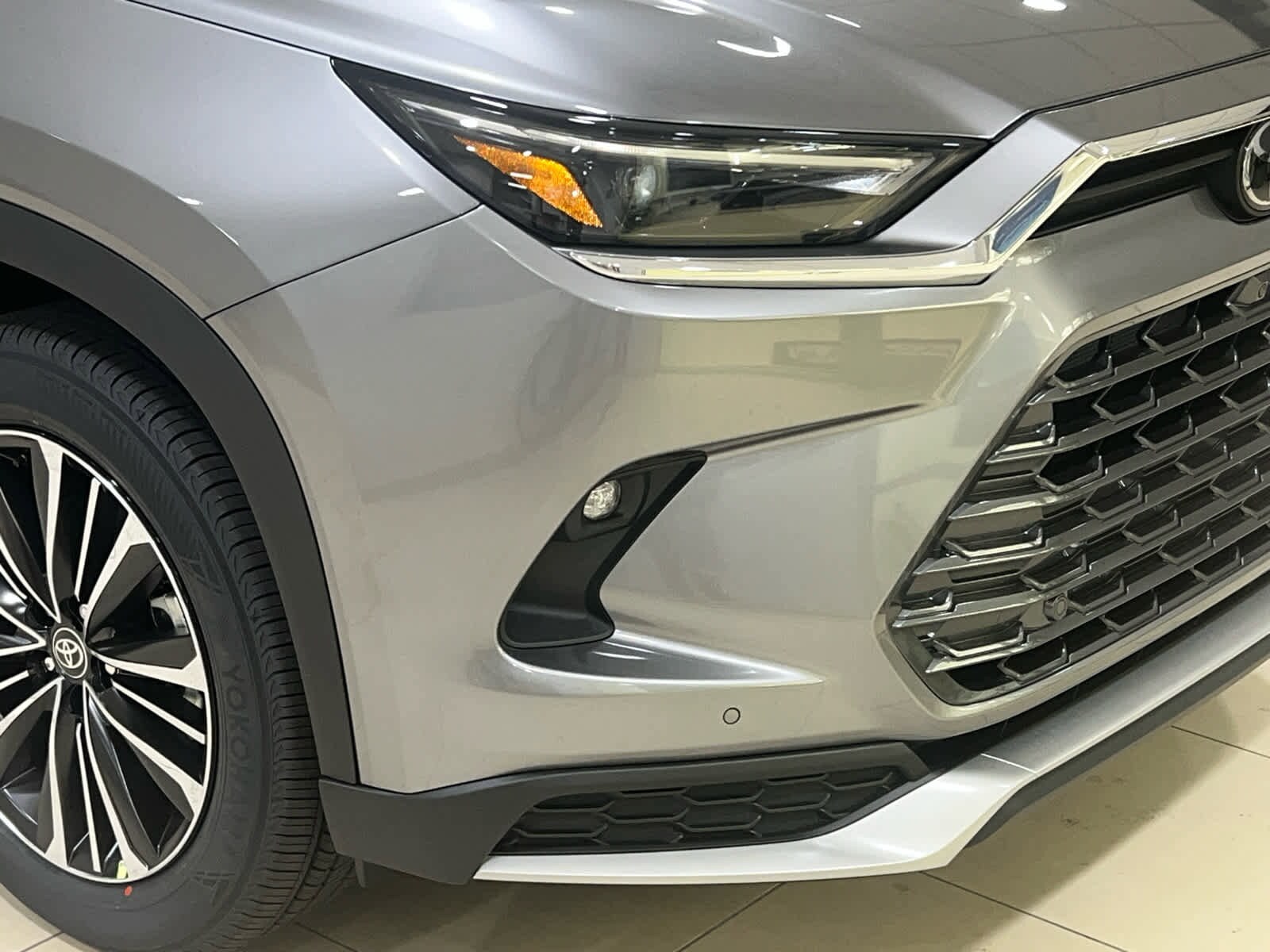 2026 Toyota Highlander Platinum Hybrid photo 2