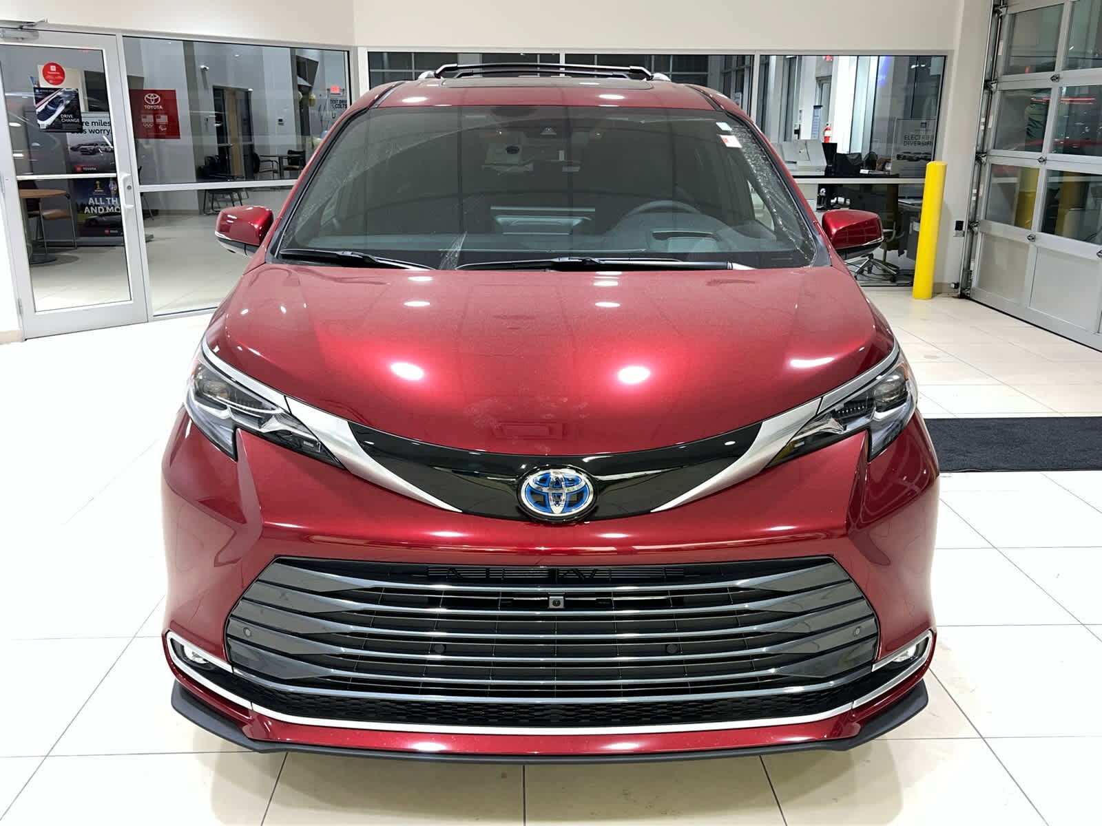 2025 Toyota Sienna Platinum photo 2