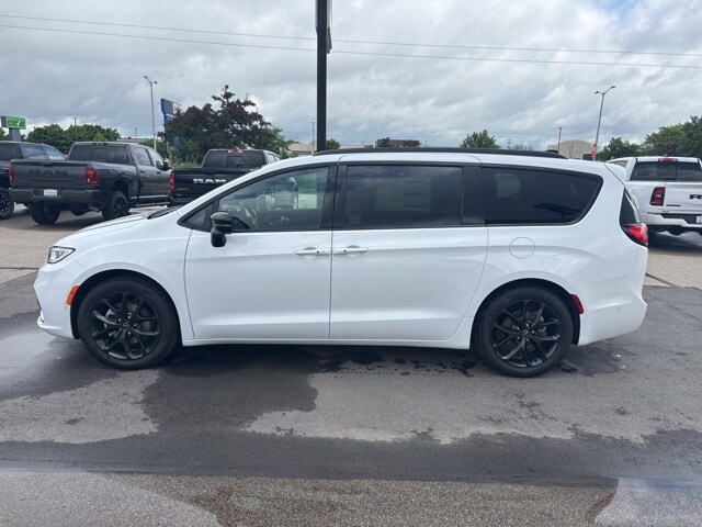 2025 Chrysler Pacifica Limited photo 4