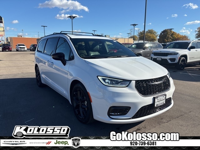 2025 Chrysler Pacifica Limited's photo