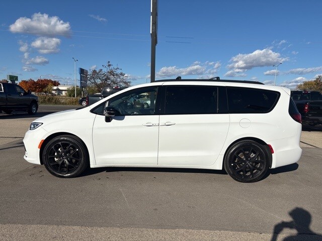 2025 Chrysler Pacifica Limited photo 4