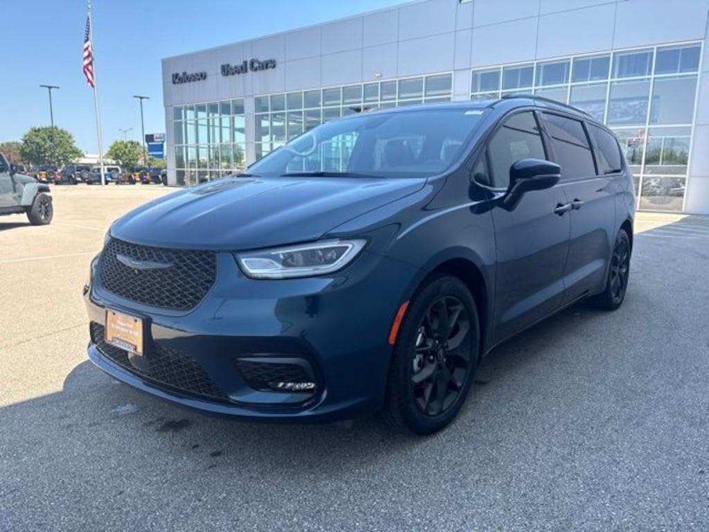 Certified 2025 Chrysler Pacifica Limited Minivan/Van