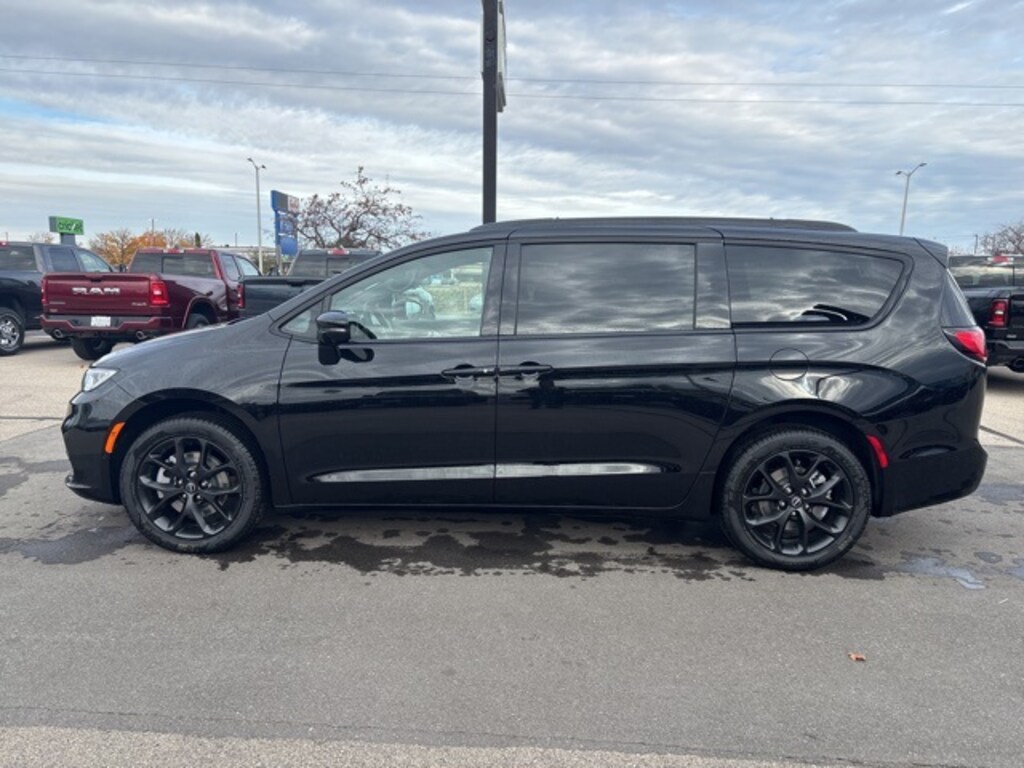 New 2026 Chrysler Pacifica LIMITED AWD Passenger Van