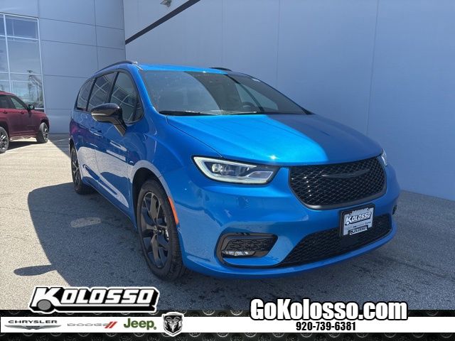 2026 Chrysler Pacifica Select's photo