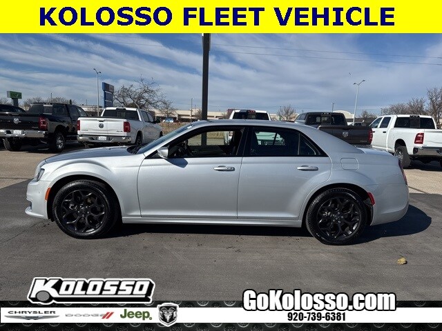 2023 Chrysler 300 Touring L photo 3