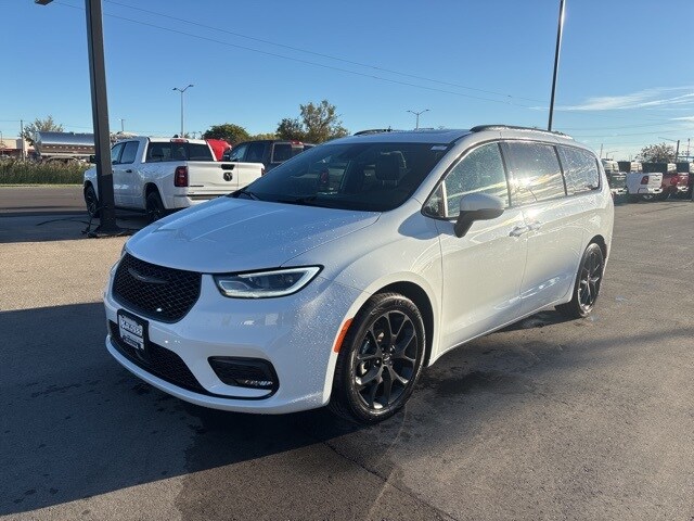2023 Chrysler Pacifica Touring L photo 2