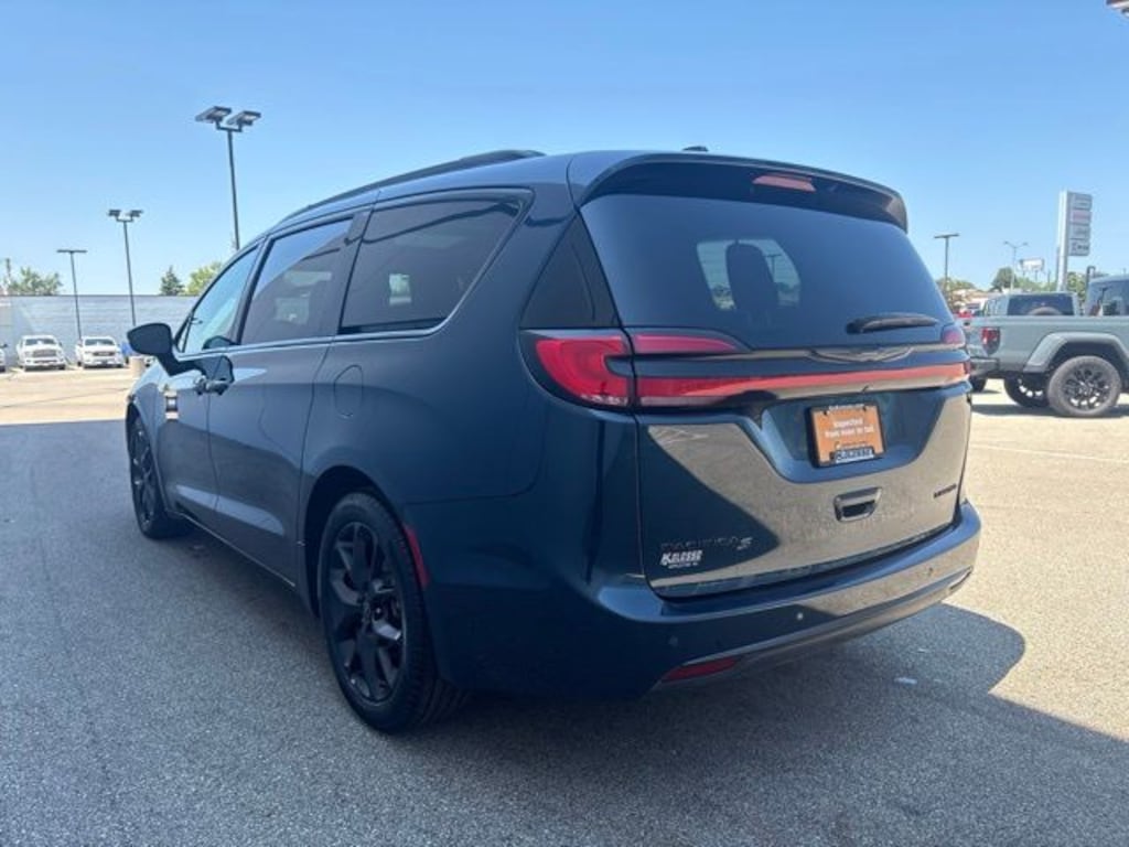 Certified 2025 Chrysler Pacifica Limited Minivan/Van