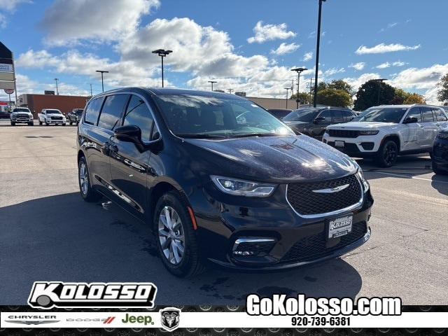 2026 Chrysler Pacifica Select's photo