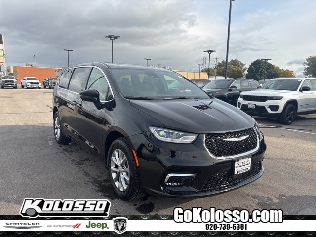 2026 Chrysler Pacifica Select's photo