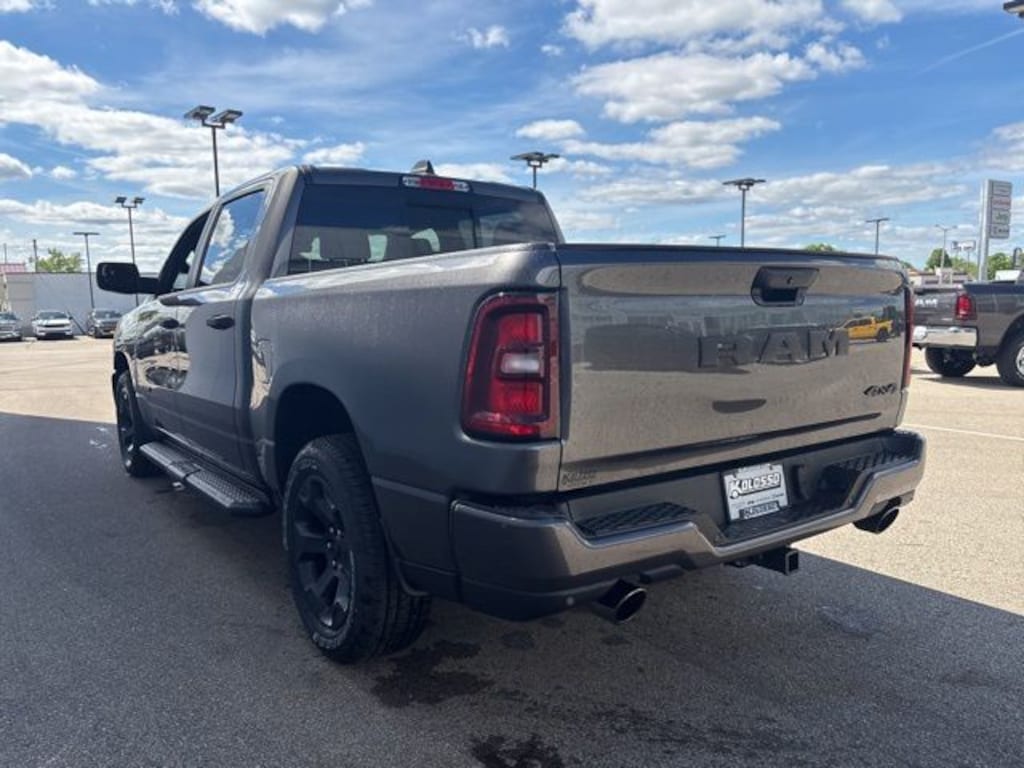 New 2026 Ram 1500 EXPRESS CREW CAB 4X4 5'7 BOX Pickup