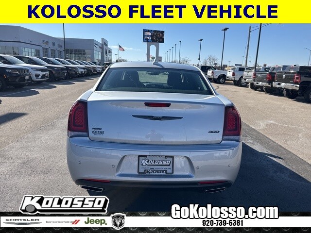 2023 Chrysler 300 Touring L photo 4