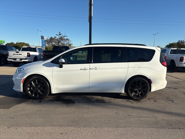 2023 Chrysler Pacifica Touring L photo 3
