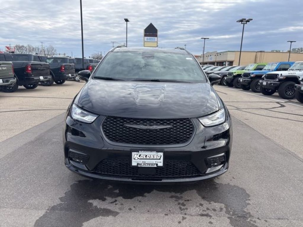 New 2026 Chrysler Pacifica LIMITED AWD Passenger Van