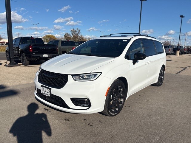 2025 Chrysler Pacifica Limited photo 3