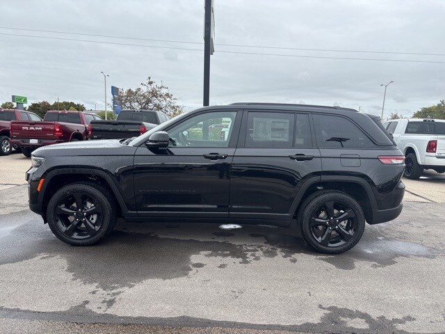 2025 Jeep Grand Cherokee Laredo Altitude photo 2