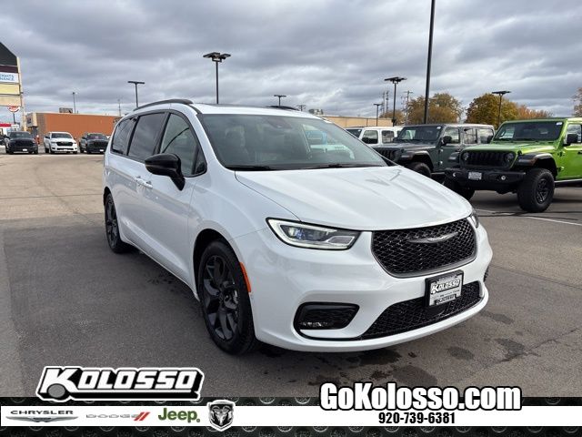 2026 Chrysler Pacifica Limited's photo