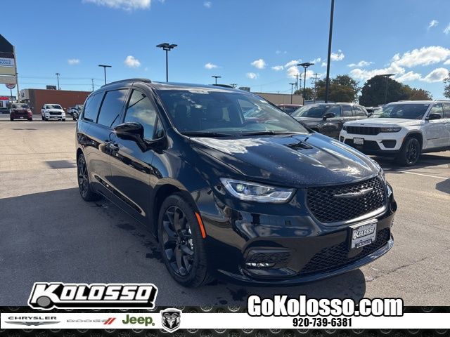 2026 Chrysler Pacifica Limited's photo