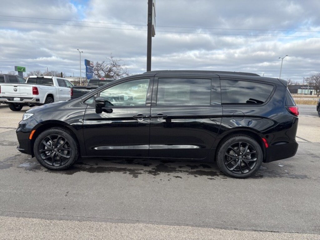New 2026 Chrysler Pacifica LIMITED AWD Passenger Van