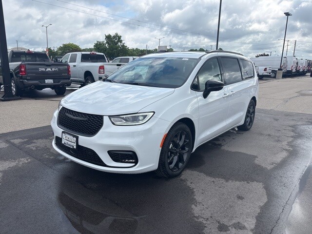 2025 Chrysler Pacifica Limited photo 3