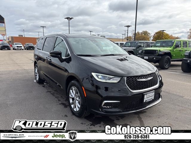 2026 Chrysler Pacifica Select AWD's photo