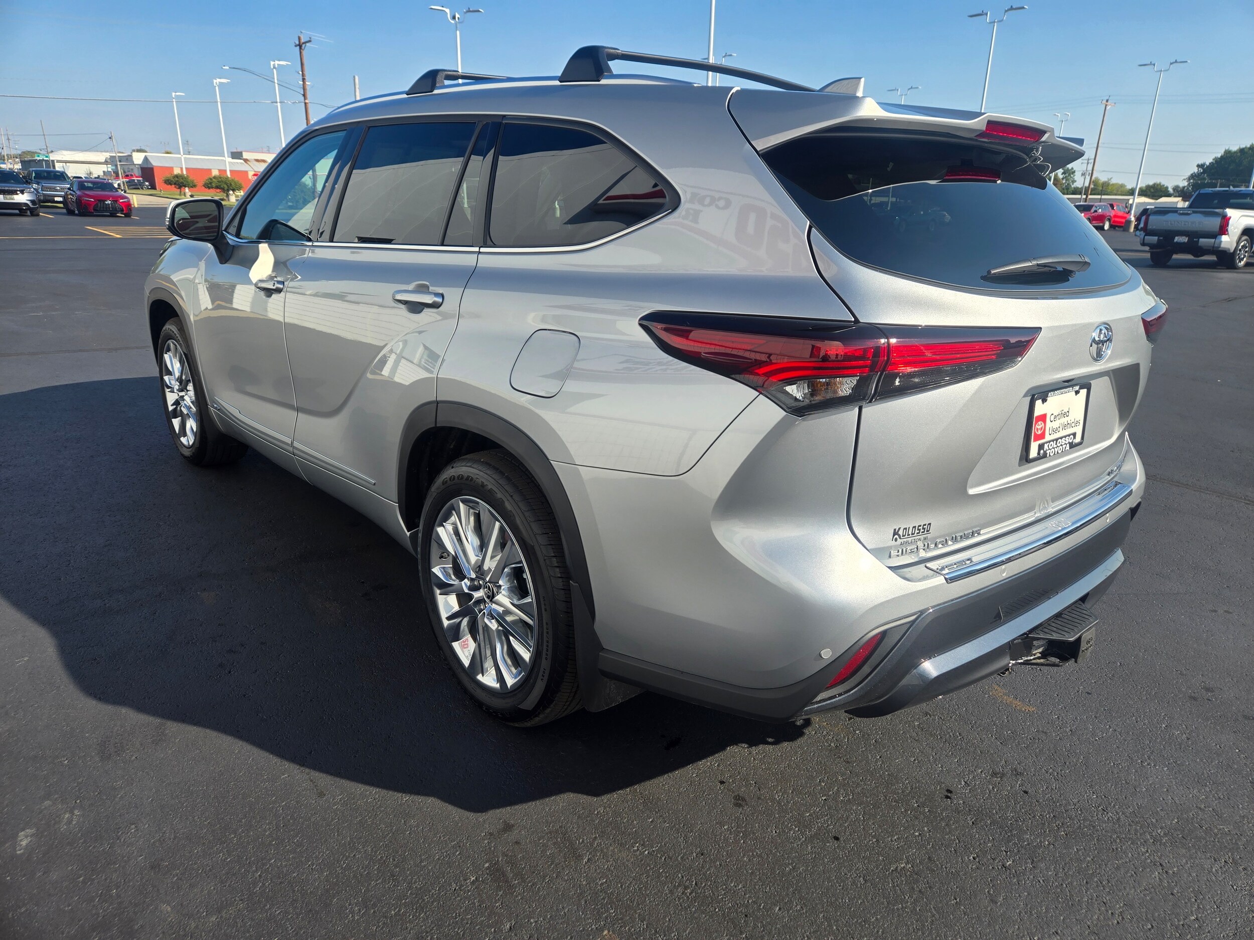 2025 Toyota Highlander Hybrid Limited photo 2