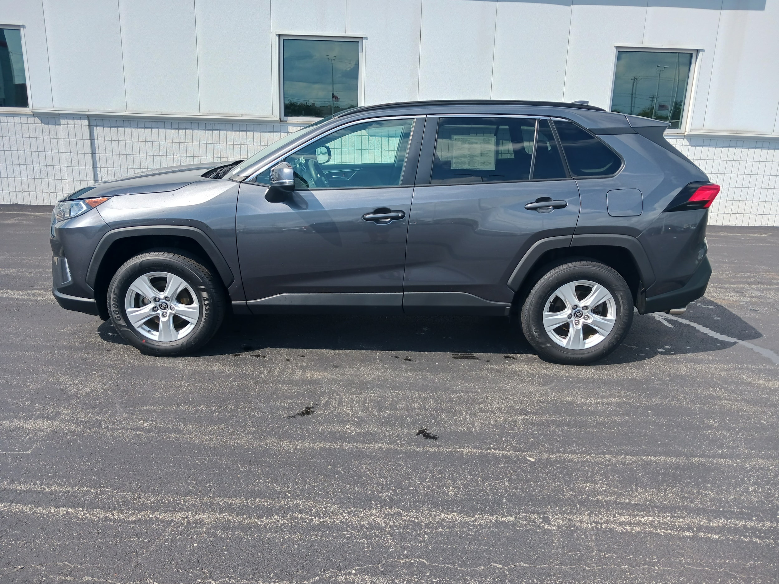 Used 2021 Toyota RAV4 XLE with VIN 2T3P1RFV4MC172893 for sale in Appleton, WI