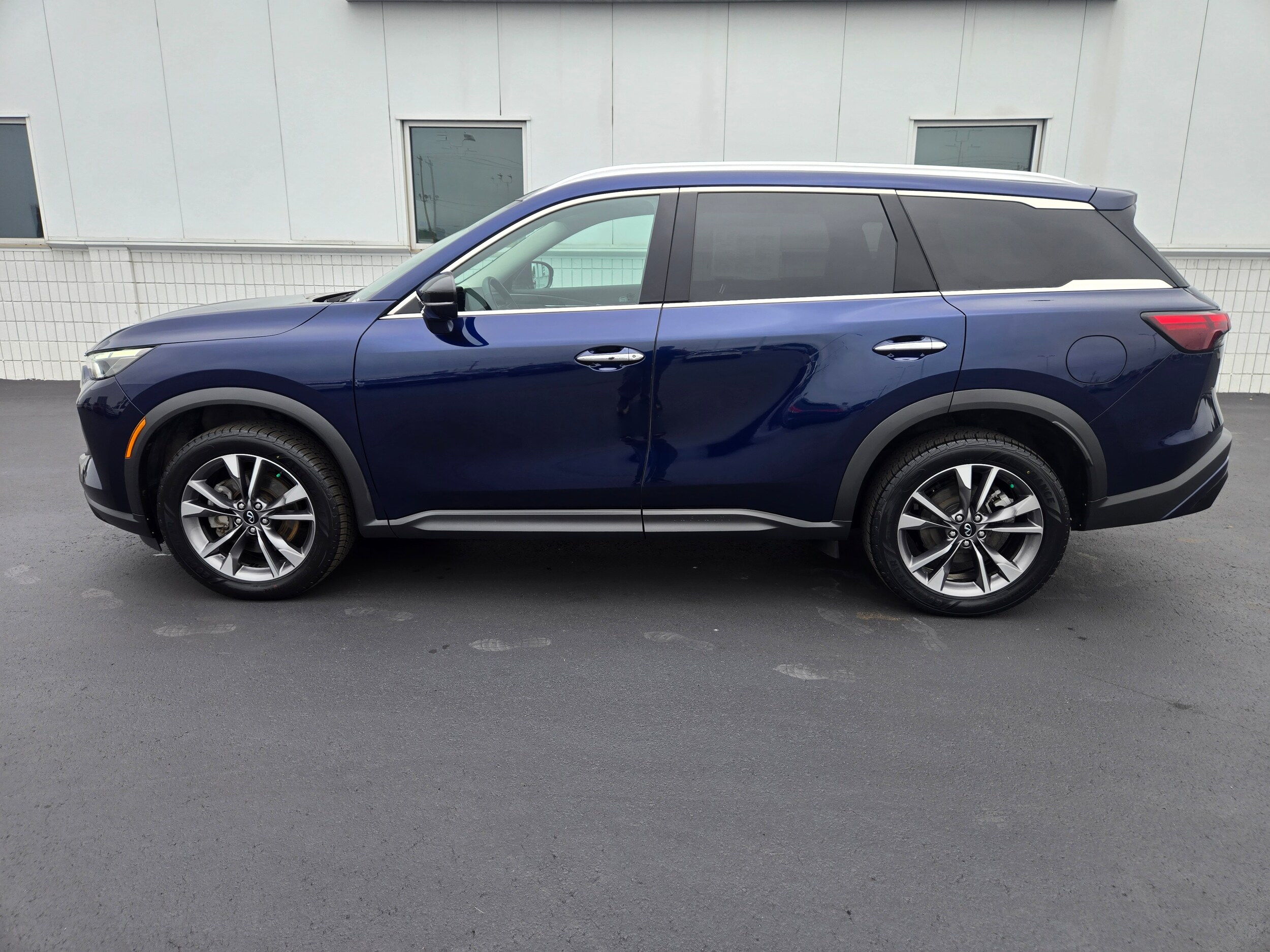 2023 Infiniti QX60 Luxe photo 2