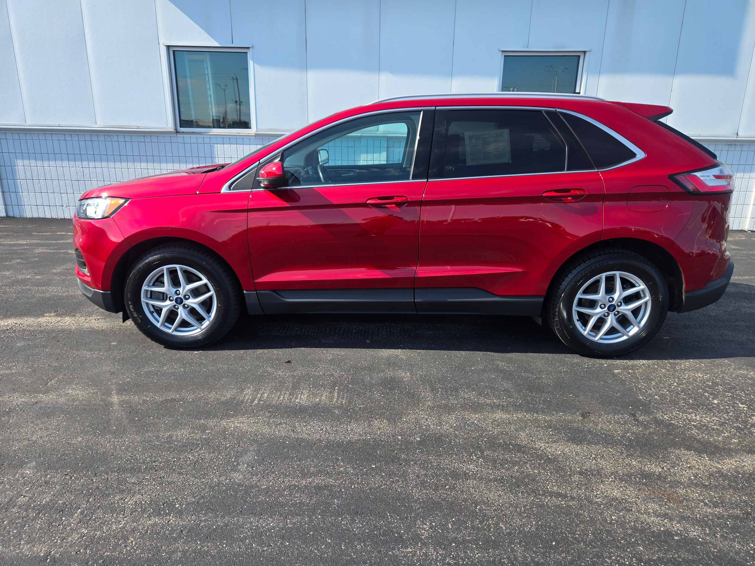 2021 Ford Edge SEL photo 2