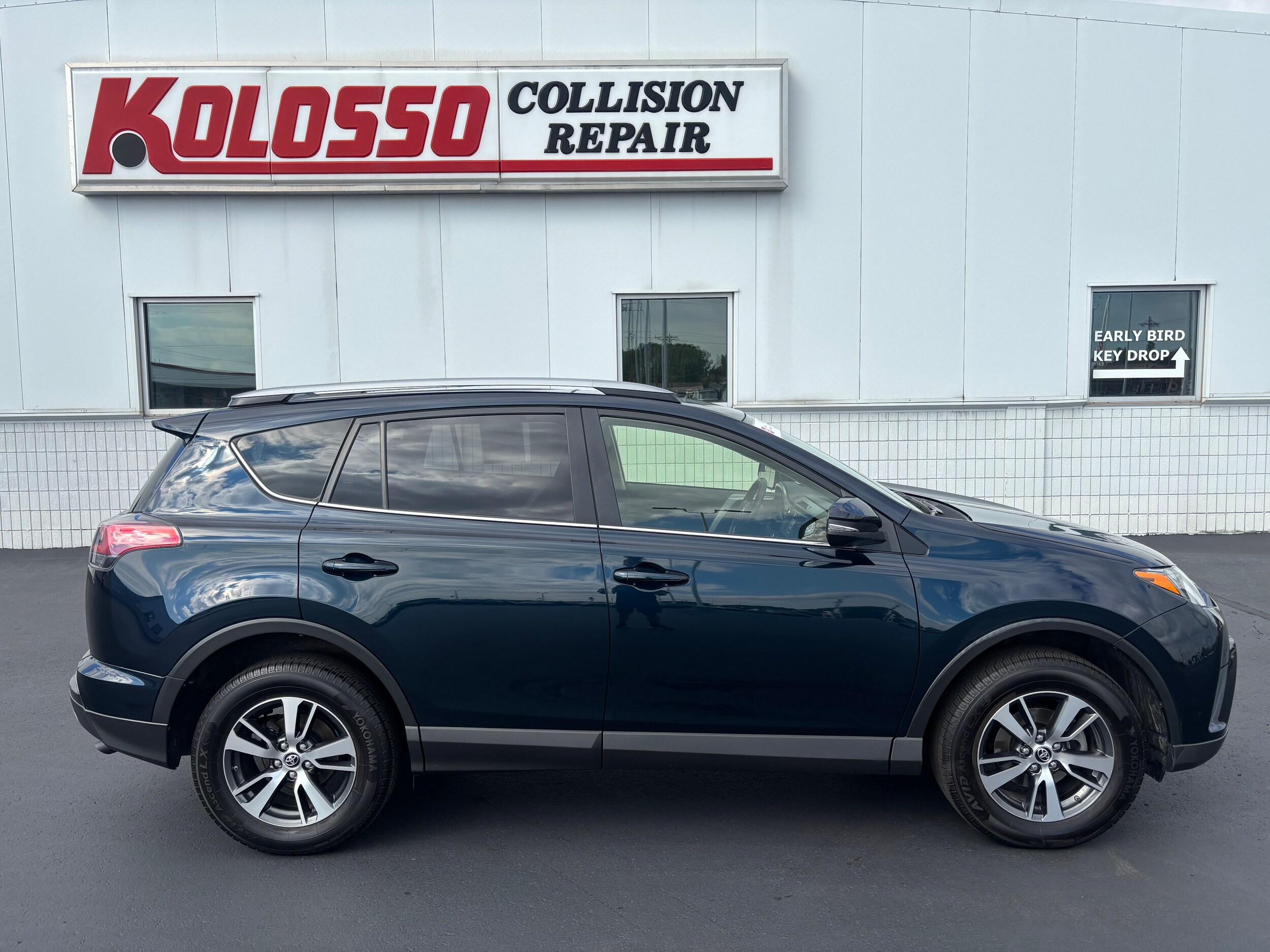 2017 Toyota RAV4 XLE photo 2