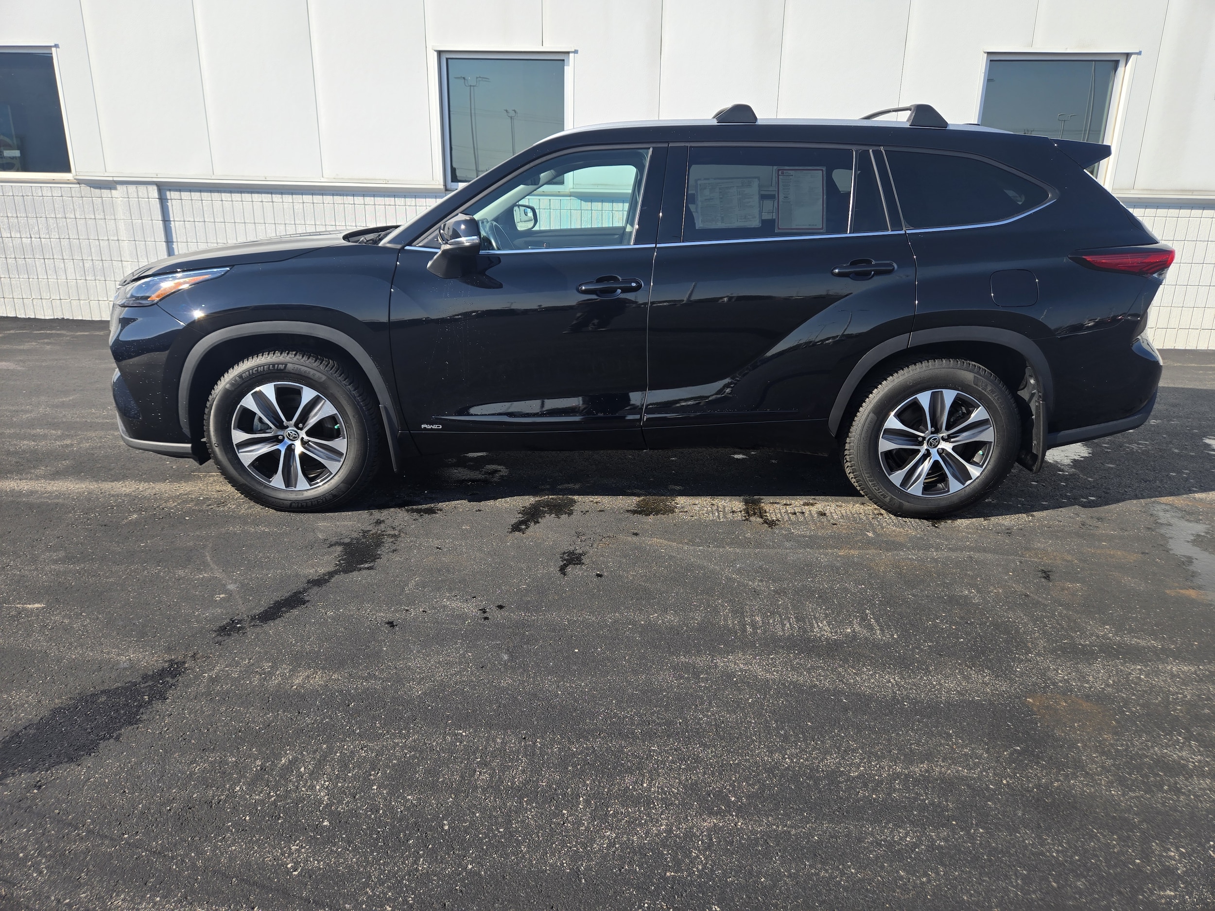 Certified 2022 Toyota Highlander XLE with VIN 5TDGBRCH1NS549158 for sale in Appleton, WI