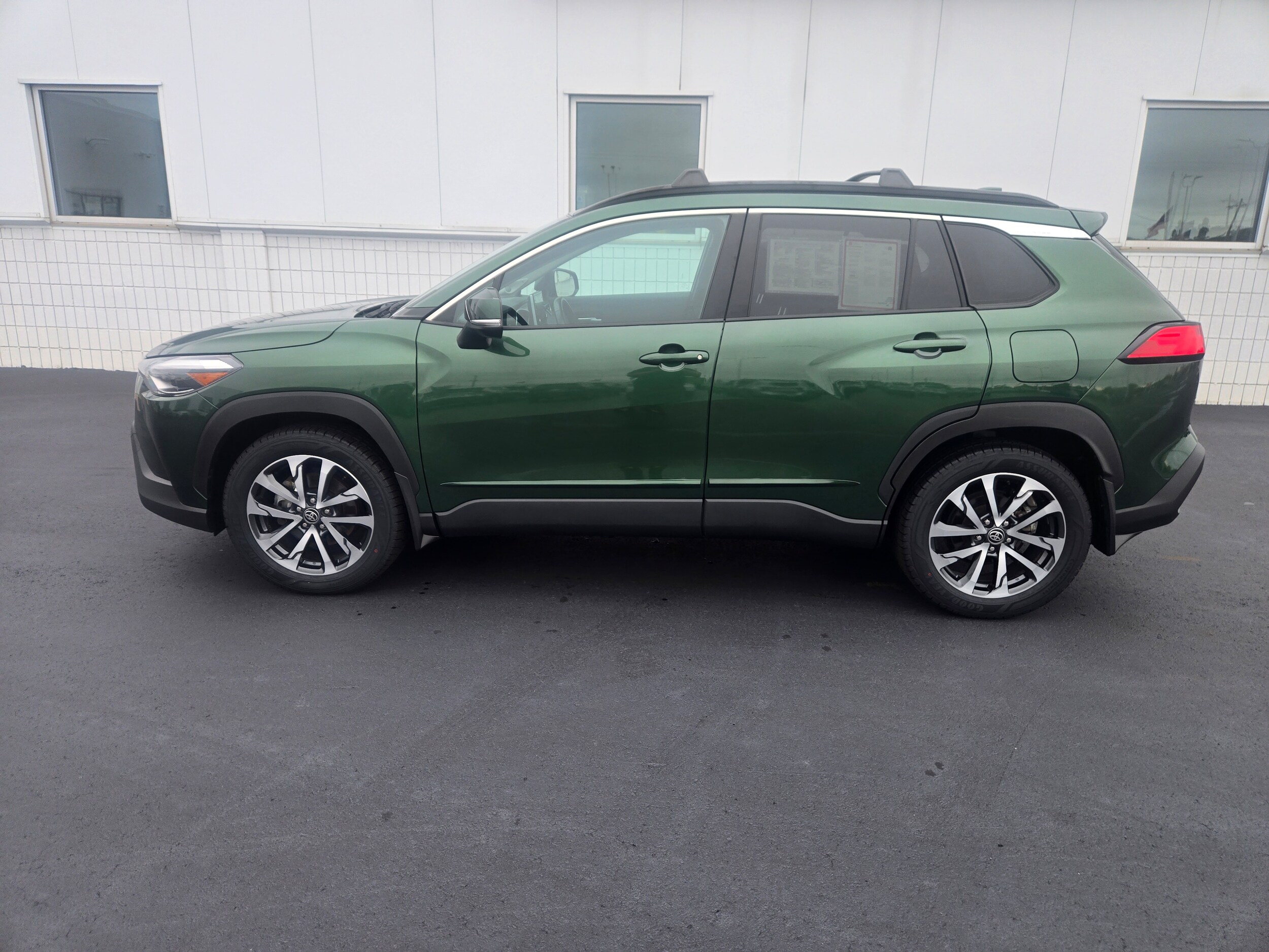 2022 Toyota Corolla Cross XLE photo 2