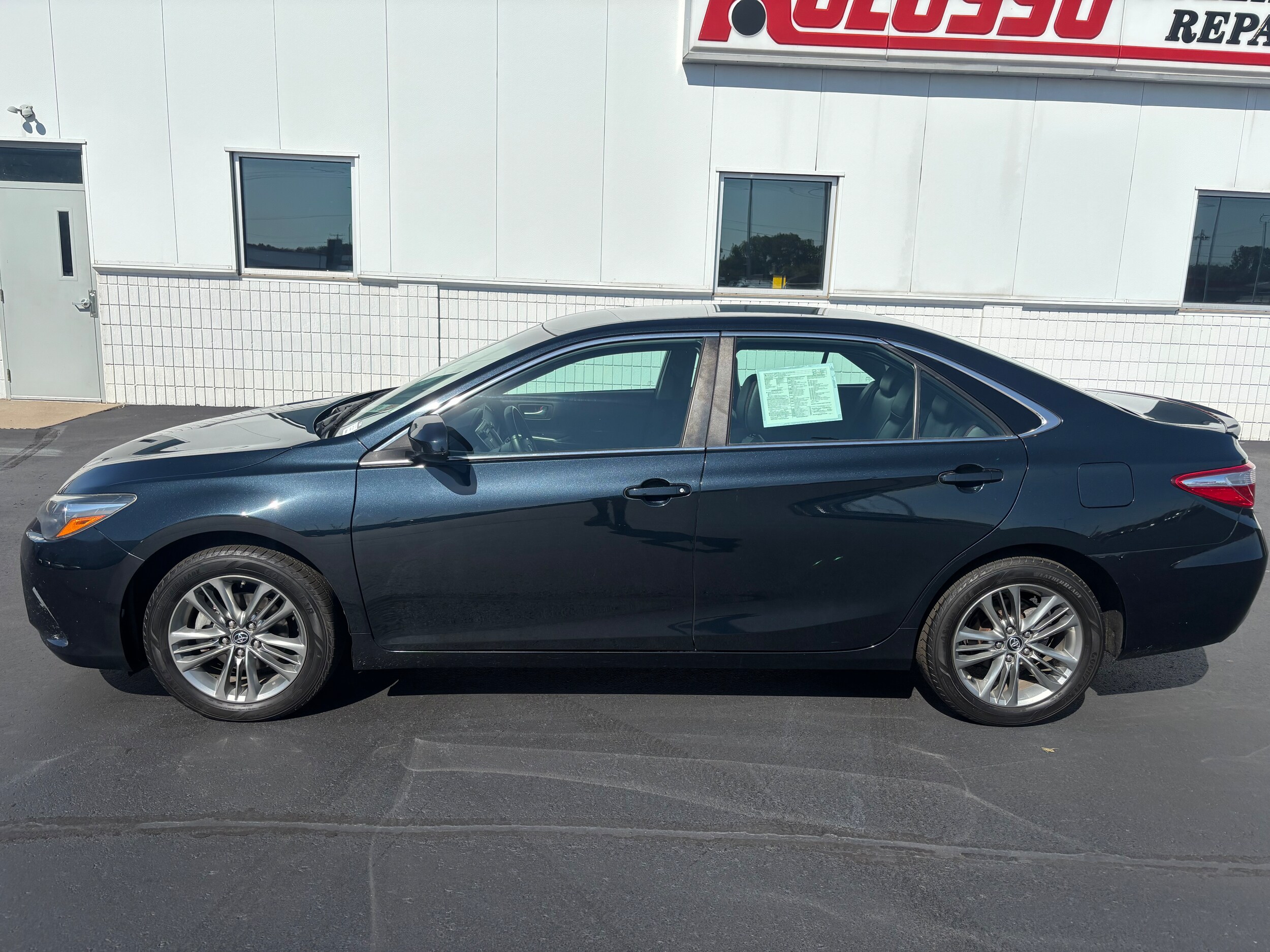 2017 Toyota Camry SE photo 4