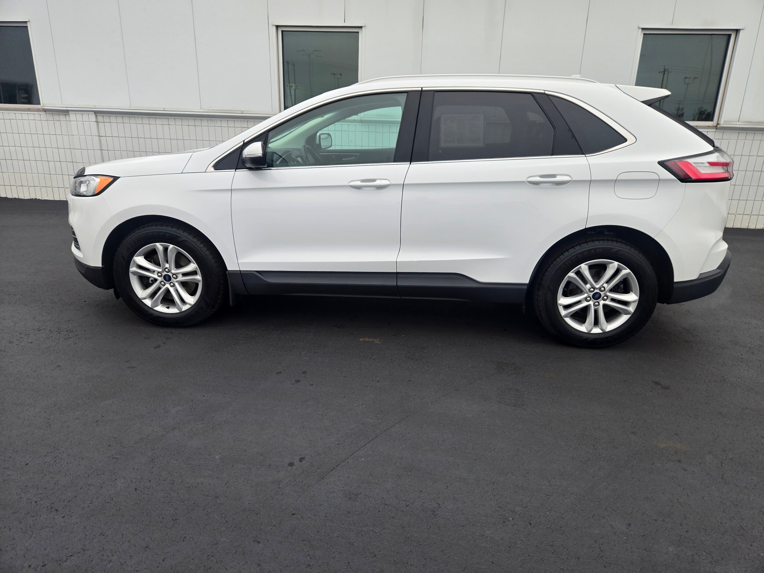2019 Ford Edge SEL photo 2