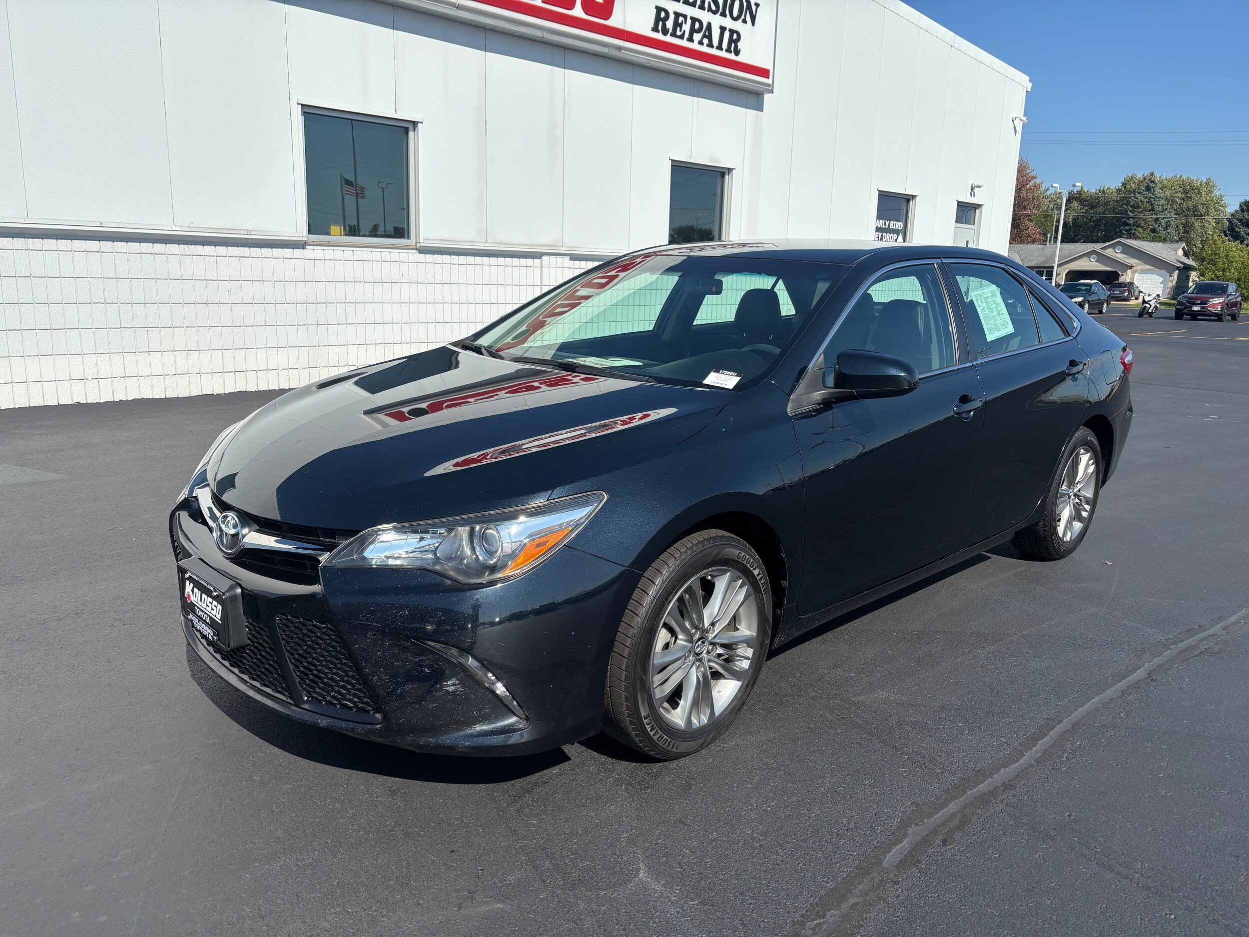 2017 Toyota Camry SE photo 3
