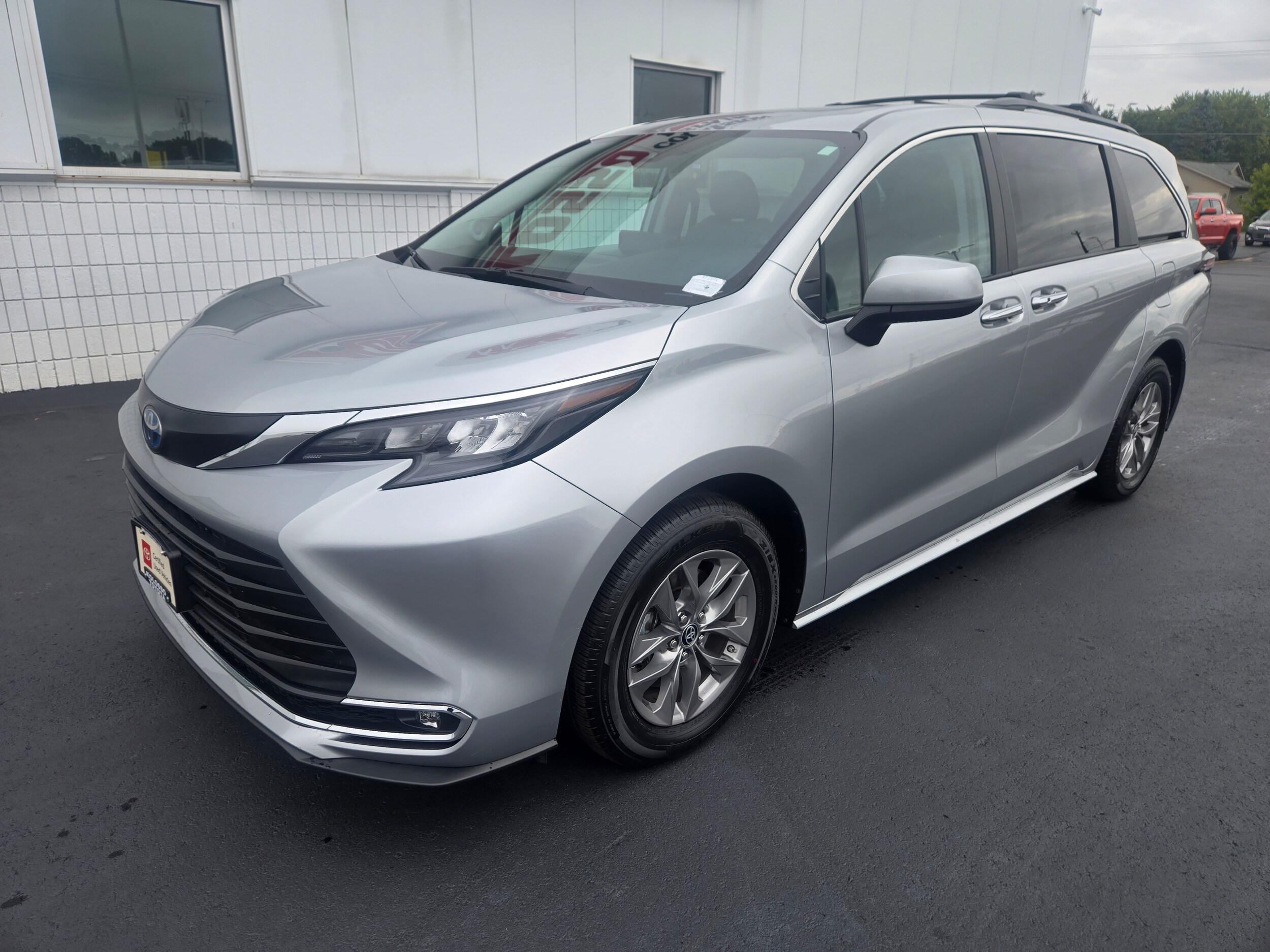 2024 Toyota Sienna XLE photo 3