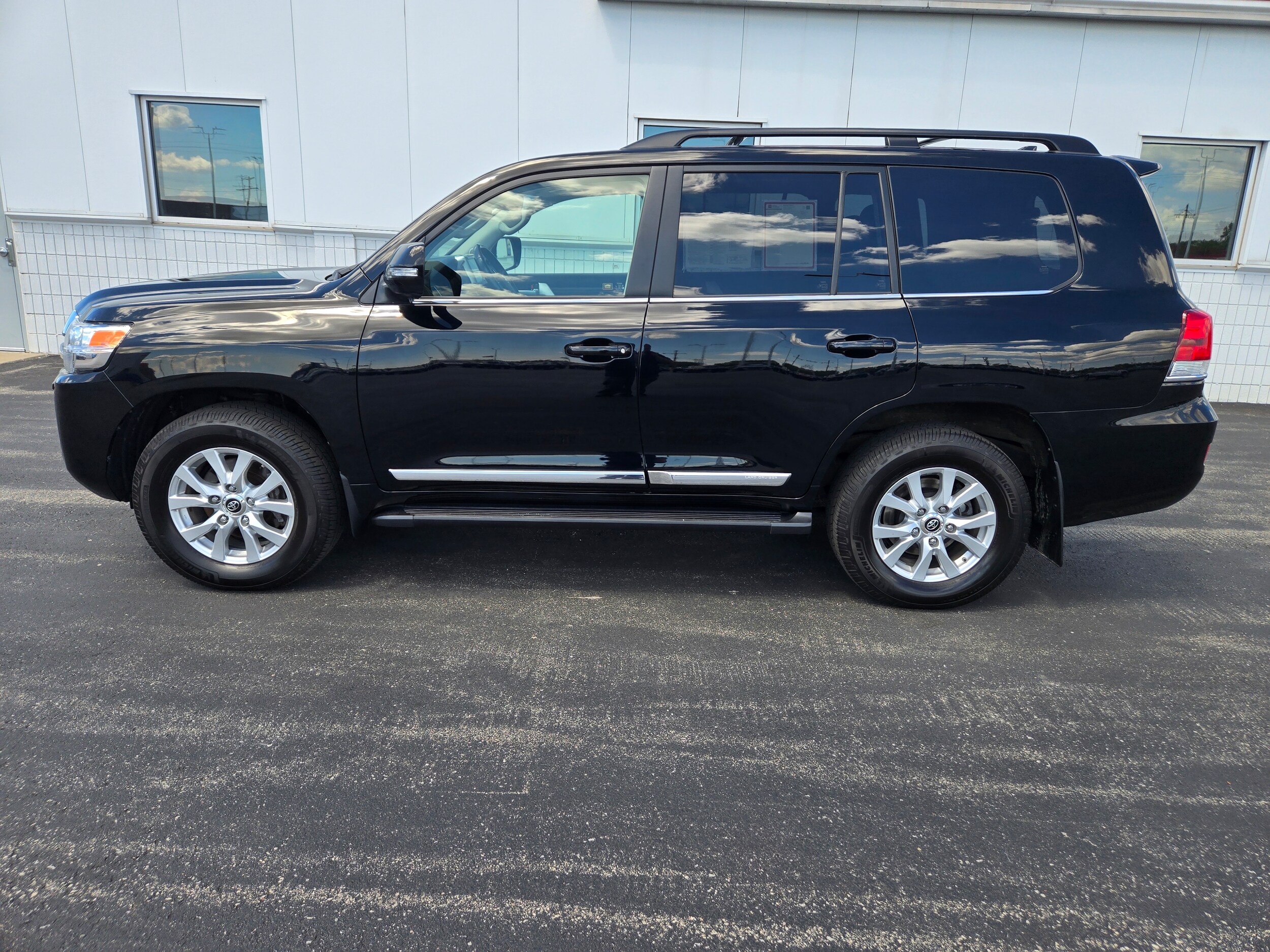 2020 Toyota Land Cruiser photo 2