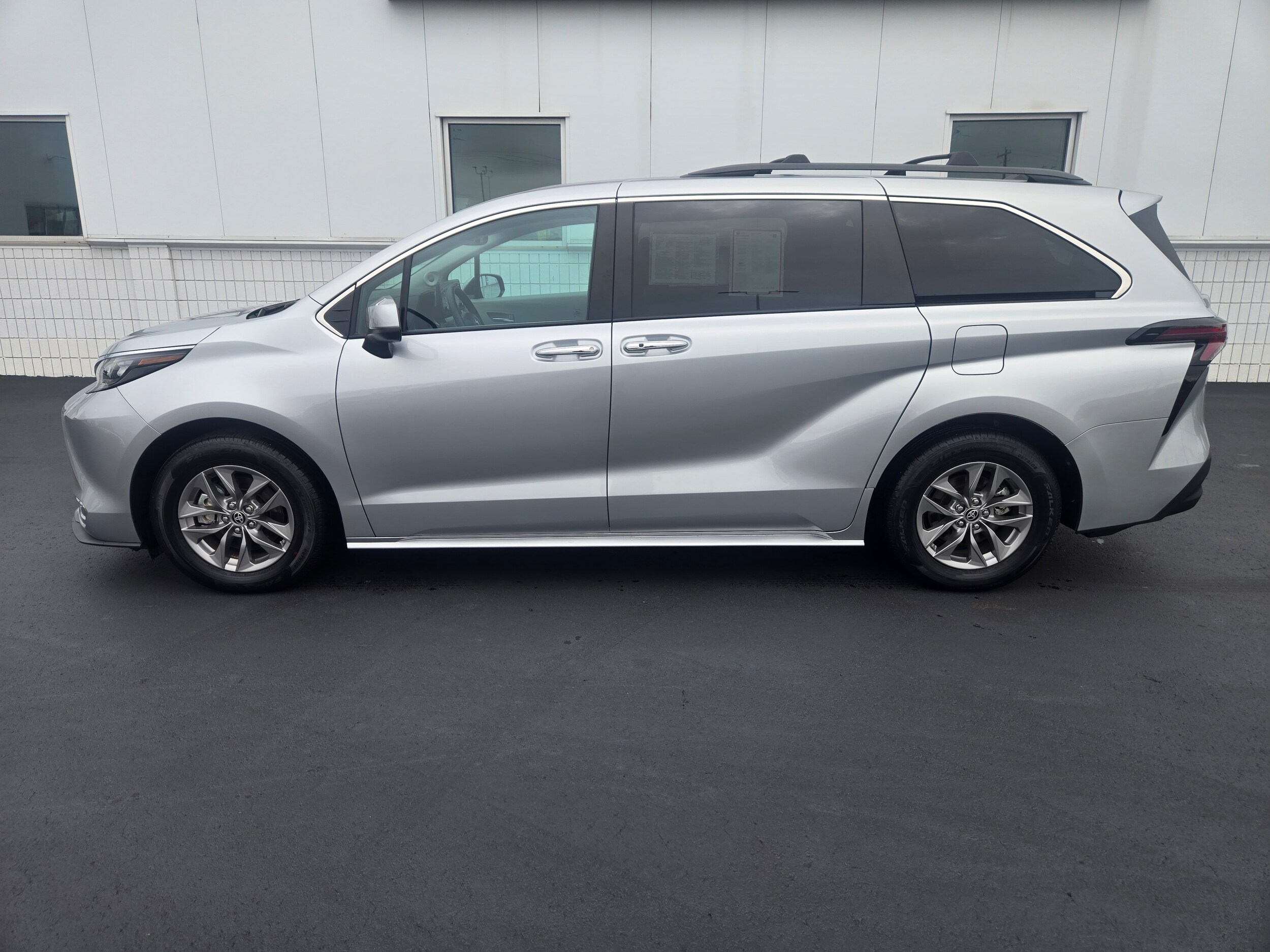 2024 Toyota Sienna XLE photo 2