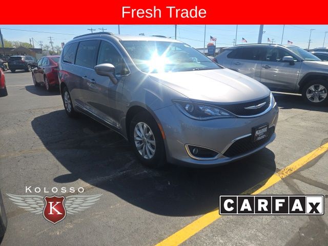 2017 Chrysler Pacifica Touring-L's photo