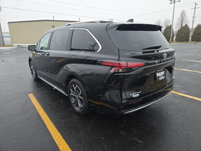 2025 Toyota Sienna Platinum photo 4