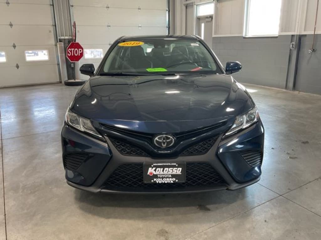 Used 2019 Toyota Camry SE Sedan