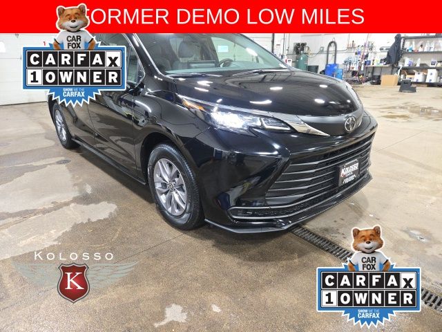 2026 Toyota Sienna LE's photo