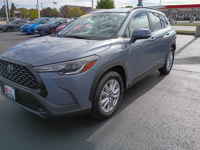 2024 Toyota Corolla Cross LE photo 3