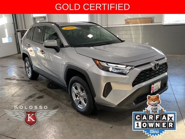 2025 Toyota RAV4 XLE's photo