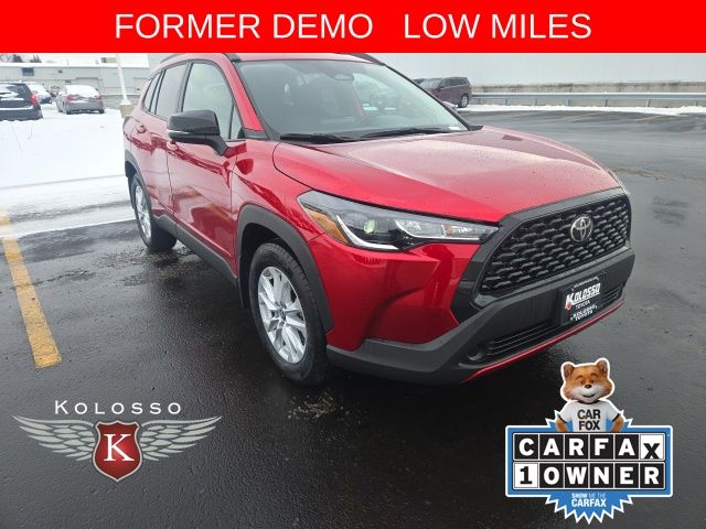 2025 Toyota Corolla Cross LE's photo